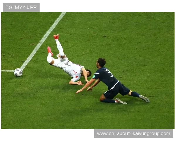 深圳新鹏城边路强突成功，传中击中对手手臂制造点球